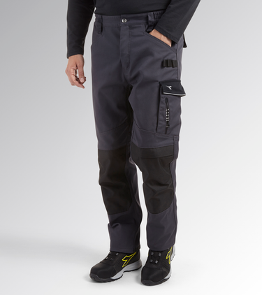 Pantalone DIADORA EASYWORK in cotone poliestere con ginocchiera resistente all'acqua con apertura sul lato superiore e tasca laterale attrezzata, portamartello